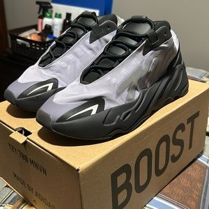 Yeezy 700 MNVN